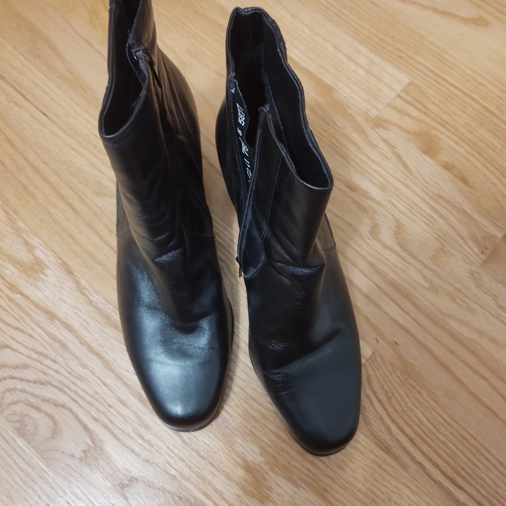 Black heeled boots